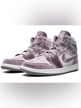 Nike Air Jordan 1 Mid Velvet Sneakers in Lavender sz 7